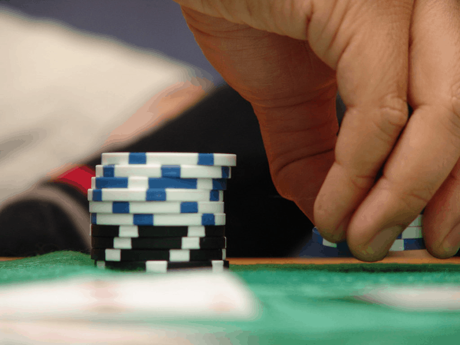Những sai lầm khác biệt giữa người chơi trung cấp và người mới trong Poker