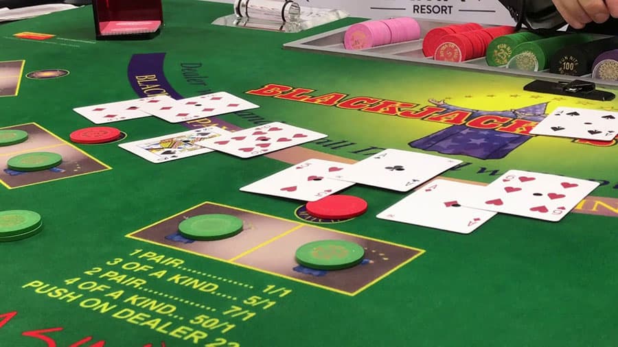 Hướng dẫn từng bước về thứ tự chơi Blackjack