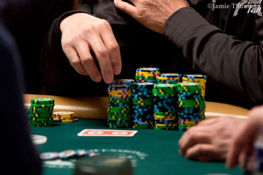 Bí quyết chiến thắng khi chơi Poker mà bài có đôi nhỏ