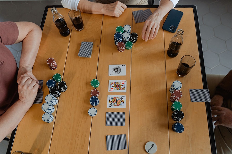 3 mẹo chơi Bluff hiệu quả và những nhà cái chơi Poker hàng đầu