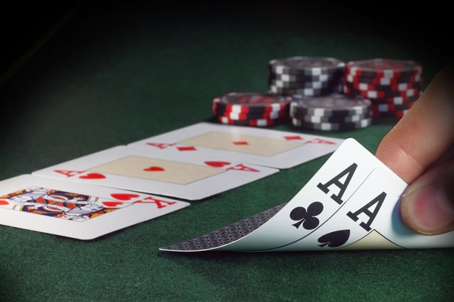 Sử dụng cách chơi nào sẽ mang lại chiến thắng trong tựa game Blackjack?