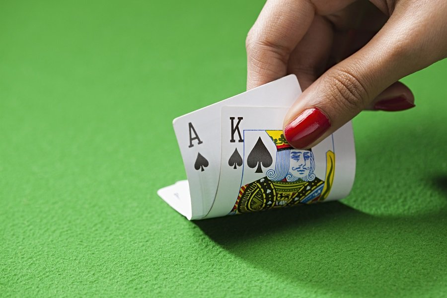 Cách chơi và áp dụng công thức tính điểm của bài Poker 7 lá