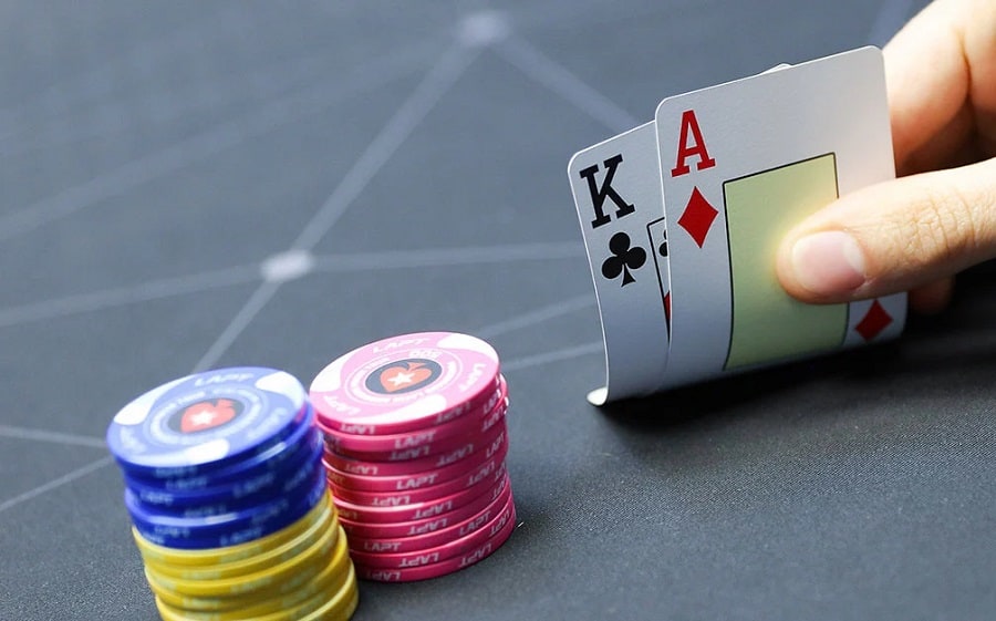 Poker là gì và tại sao nó được yêu thích nhiều đến vậy?